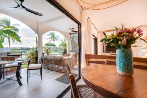 una stanza con un tavolo con un vaso di fiori sopra di Beachfront2 bed 2 bathPortreroFlamigo-Marina a Playa Flamingo