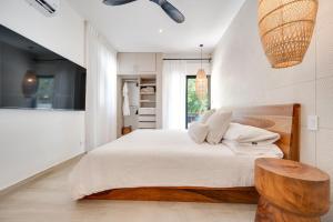 una camera da letto con un letto grande con testiera in legno di Beachfront2 bed 2 bathPortreroFlamigo-Marina a Playa Flamingo Altre 14 foto