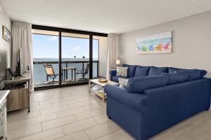 un canapé bleu dans un salon avec vue sur l'océan dans l'établissement GS 2008 - Seaside Haven, à Ocean City