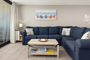 un salon avec un canapé bleu et une table dans l'établissement GS 2008 - Seaside Haven, à Ocean City