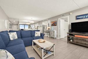 un salon avec un canapé bleu et une télévision à écran plat dans l'établissement GS 2008 - Seaside Haven, à Ocean City 56 autres photos
