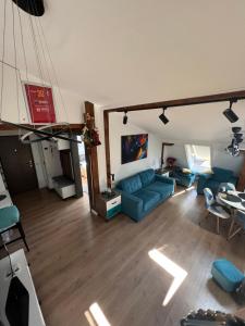 a living room with a blue couch and a table at Tody central apartament in Bistriţa