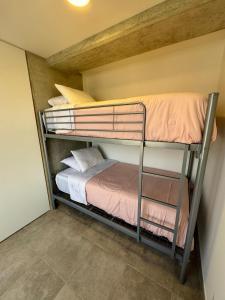 En eller flere senge i et værelse på Apartment in Guatemala City with Parking