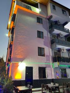 Budova, kde se aparthotel nachází + 8 fotografií