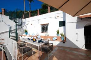 Balcone o terrazza di Luxury Seaview Villa with Jacuzzi, Sauna & Gym in Amalfi Coast - Villa Dorotea