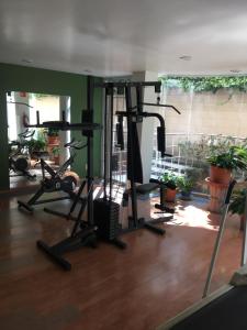 un gimnasio con varias cintas de correr y bicicletas estáticas en Grupo Kings Suites - Bosque de Duraznos 72, en Ciudad de México