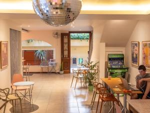 里约热内卢Opa! Hostel的坐在餐厅桌子上的男人