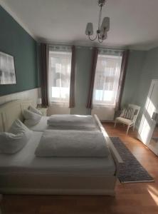 duże łóżko w sypialni z zielonymi ścianami w obiekcie Große, familienfreundliche Ferienwohnung, ruhig im Zentrum von Güstrow w mieście Güstrow