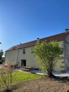a building with a picnic table in front of it at L'annexe in Savoisy