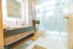 Un baño con lavabo, bañera e inodoro. en Siam Pool Villa, Pattaya, en Na Jomtien 16 fotos más