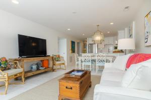 TV a/nebo společenská místnost v ubytování Carolina Surf by Bryant Real Estate