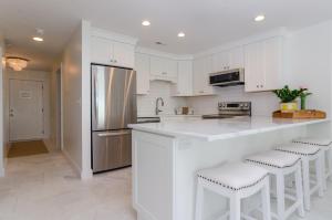 Kuchyň nebo kuchyňský kout v ubytování Carolina Surf by Bryant Real Estate