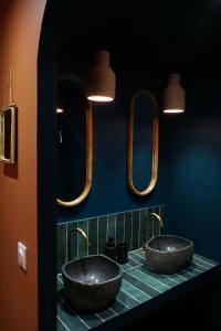 イエールにあるCasaïa - Essaouira - Chambre avec salle de bain privéeのバスルームには2つの洗面台と2つの鏡がある