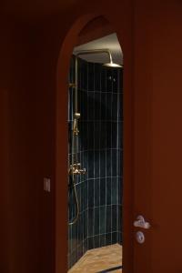 イエールにあるCasaïa - Essaouira - Chambre avec salle de bain privéeのシャワーと鏡付きのバスルーム +7枚の写真