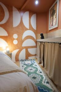 イエールにあるCasaïa - Essaouira - Chambre avec salle de bain privéeのベッドルーム1室(ベッド1台付)、