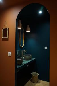 イエールにあるCasaïa - Essaouira - Chambre avec salle de bain privéeの洗面台が2つと鏡があるバスルーム