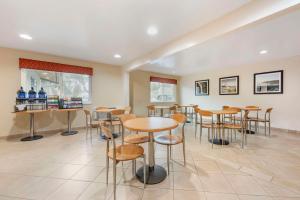 a restaurant with tables and chairs in a room at Best Western Aladdin Inn in Kelso