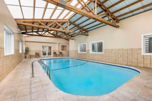 a swimming pool in a house with a ceiling at Best Western Aladdin Inn in Kelso