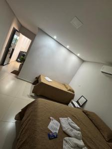 Giường trong phòng chung tại Apartamento Clube Tô de Boa