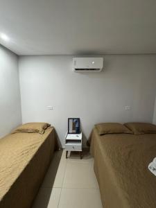 Giường trong phòng chung tại Apartamento Clube Tô de Boa