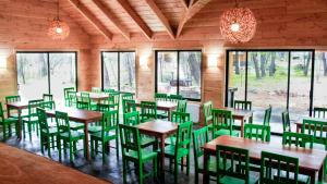 Cabanas y Lodge Los Hualles tesisinde bir restoran veya yemek mekanı