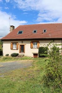 a large white house with a red roof at Gîte de France à Les Trois Saints 2 épis - Gîte de France 8 personnes MAE-9244 in Saint-Martin-Sepert