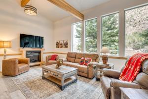 On-Site River Access Mtn-View Ouray Oasis!的休息区