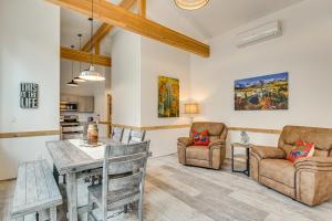 乌雷On-Site River Access Mtn-View Ouray Oasis!的带桌椅的客厅