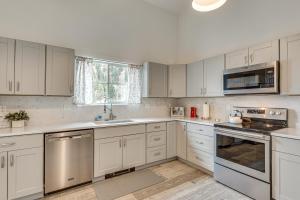 On-Site River Access Mtn-View Ouray Oasis!的厨房或小厨房