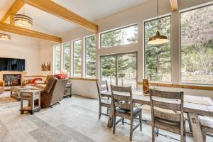 On-Site River Access Mtn-View Ouray Oasis!的电视和/或娱乐中心