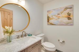 乌雷On-Site River Access Mtn-View Ouray Oasis!的带水槽和镜子的浴室 更多18张照片