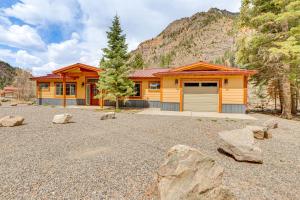 乌雷On-Site River Access Mtn-View Ouray Oasis!的山上的一座带车库的木屋