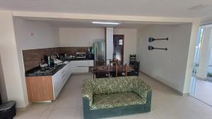 Køkken eller tekøkken på Casa de praia em Itaúna, Saquarema, Pertinho do mar 150 m da areia com 3 quartos e ar condicionado