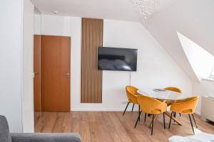 a dining room with a table and chairs at Héli apartman in Hajdúszoboszló