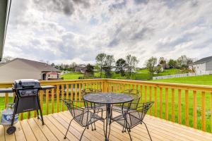 un patio con tavolo e sedie su un ponte di Deck and Outdoor Dining Family Getaway in Dry Ridge a Dry Ridge