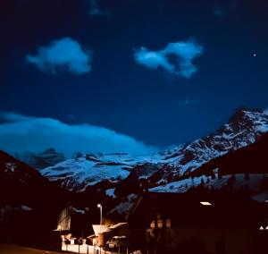 Vista generica sulle montagne o vista sulle montagne dall'interno della stanza in casa privata