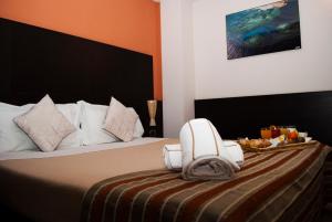 una habitación de hotel con una cama con una silla. en Vercelli Palace Hotel, en Vercelli