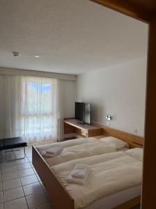 Postel nebo postele na pokoji v ubytování Hotel Lötschberg