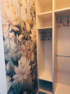a bathroom with a flower mural on the wall at Klonowa 65 z garażem podziemnym in Kielce