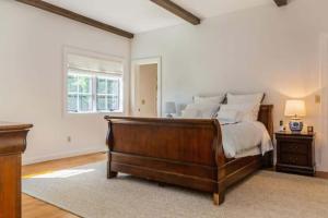 Gambar di galeri bagi Historic Home with Pool in Westhampton di Westhampton