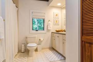 Gambar di galeri bagi Historic Home with Pool in Westhampton di Westhampton +10 gambar
