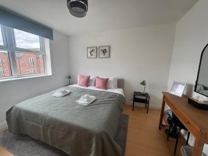 Ένα ή περισσότερα κρεβάτια σε δωμάτιο στο 2 bed - 2 bath, gated parking, M62 J27