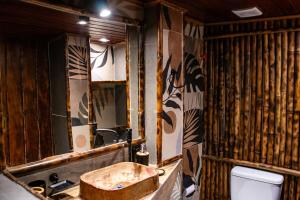 a dirty bathroom with a sink and a toilet at Suites Belos Ares in Búzios +55 photos
