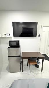 Η κουζίνα ή μικρή κουζίνα στο Private Rooms close to Miami Airport - Free parking - 01