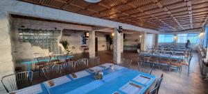 ein Esszimmer mit blauen Tischen und Stühlen in der Unterkunft La Coco in Măcin