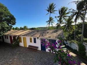 a house with a bench in front of it at Pousada Vila Sol Maior in Guarapari