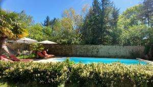Bazén v ubytování Maison d'hôtes La Danasha nebo v jeho okolí