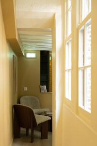 corridoio con sedia e finestra di Chez Georges - Auberge Contemporaine a Lille Altre 10 foto