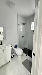 Ένα μπάνιο στο Private Rooms close to Miami Airport - Free parking - 01