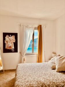 a bedroom with a bed and a window at Appartamento Moneglia Holidays in Moneglia
